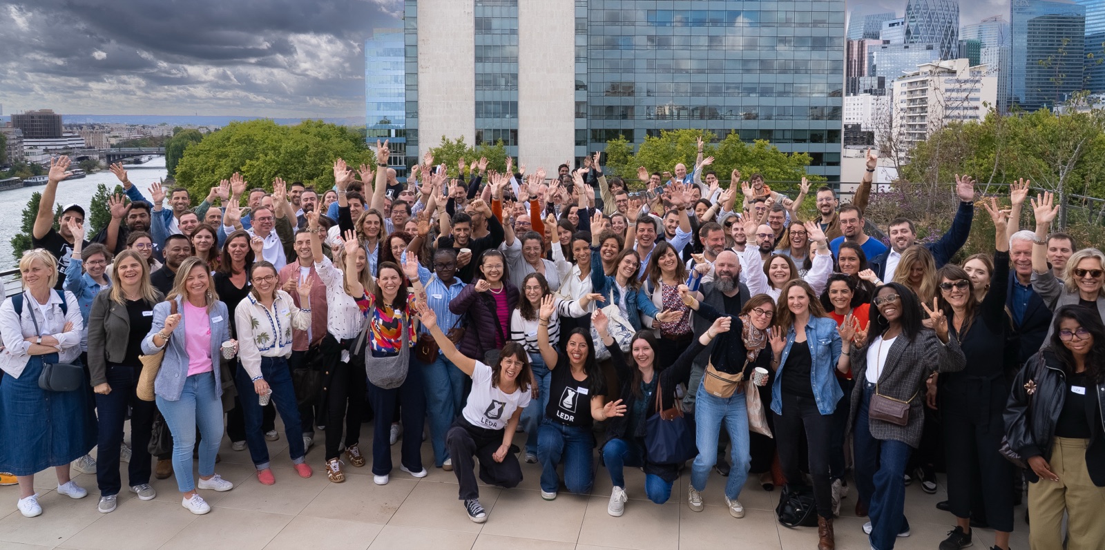 Le groupe des participants réuni sur le rooftop, face à Paris