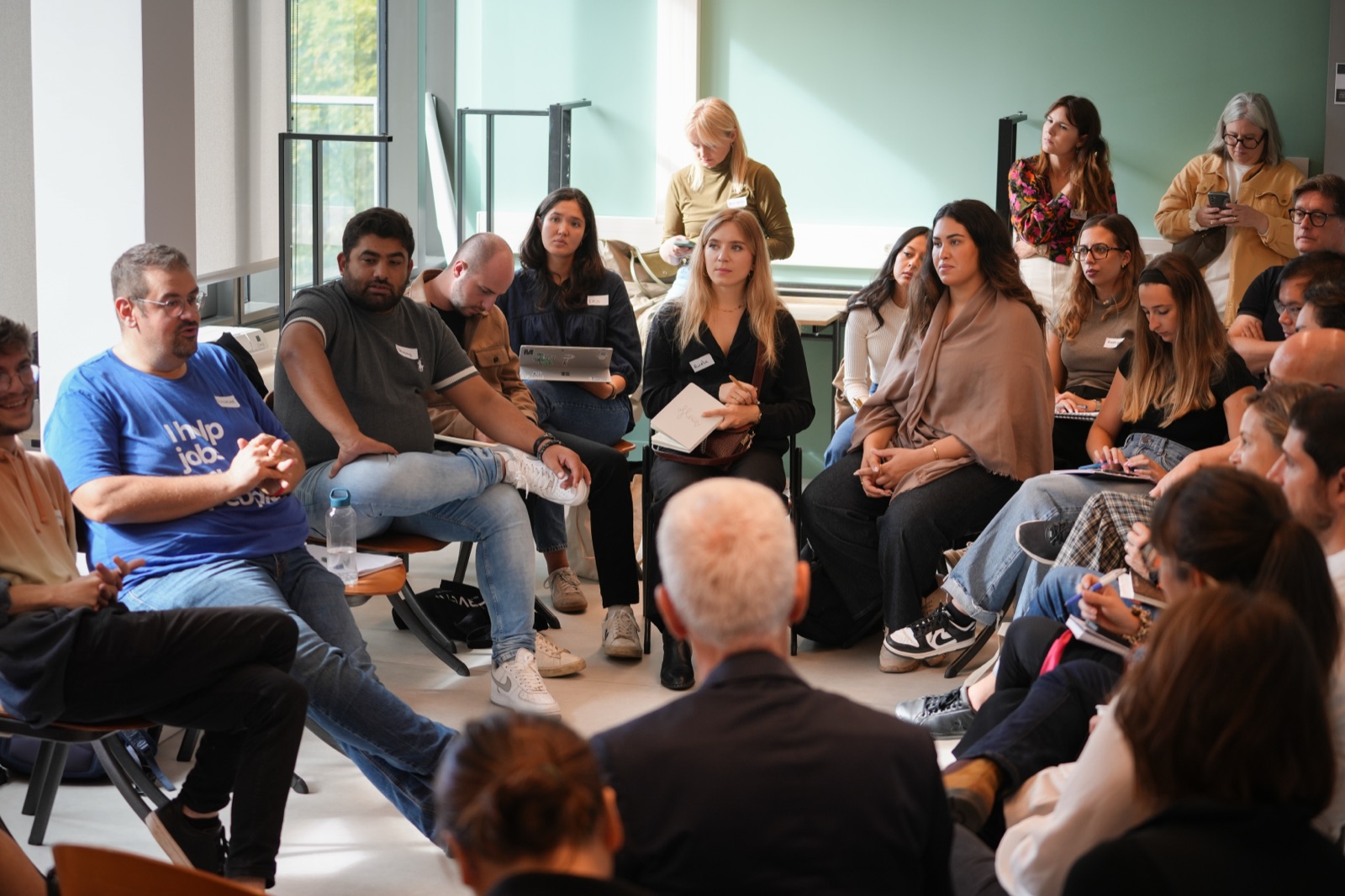 Participants en cercle lors d'une session Ask-Me-Anything